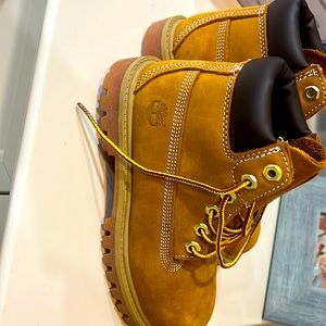 Boys timberland boots worn less than 5 times.